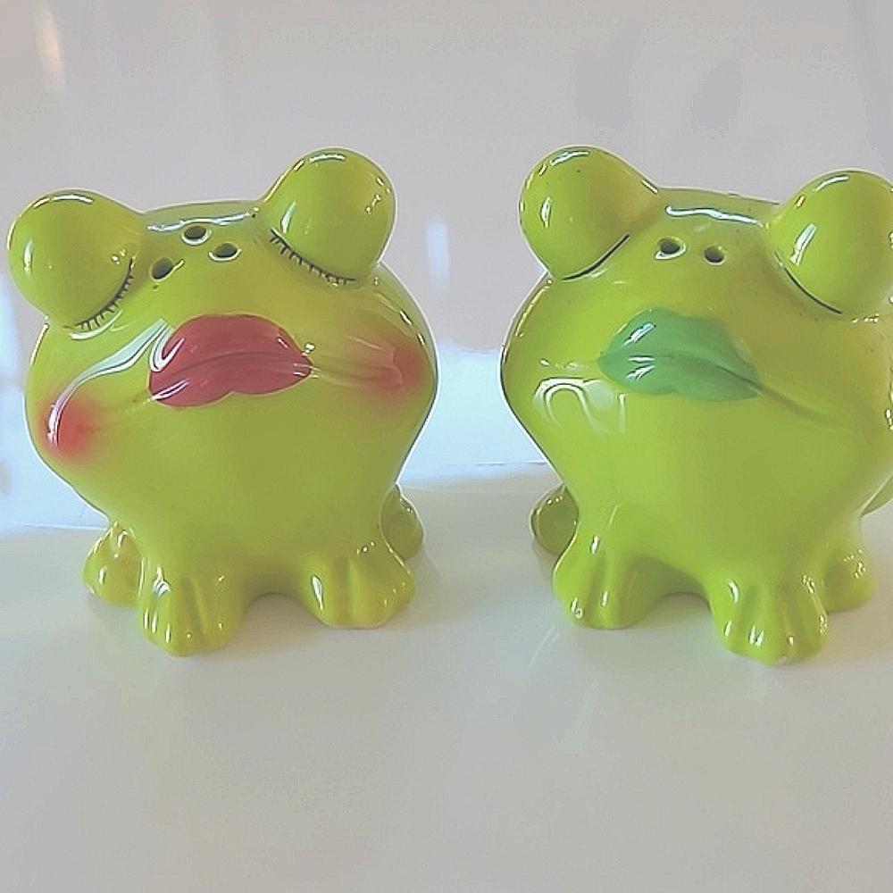 Salt& Pepper vintage frogy couple